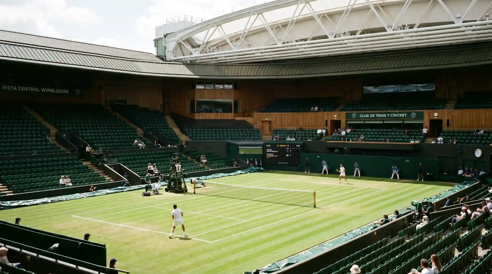Pista central de Wimbledon vista desde las gradas durante un partido diurno